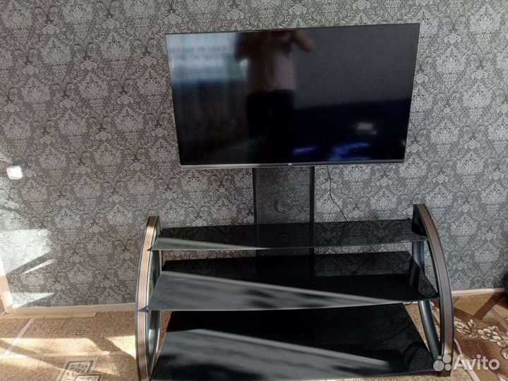 Стеклянная тумба под тв с кронштейном