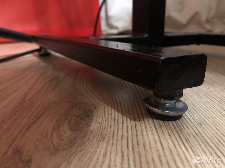 Стойки для студийных мониторов