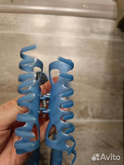 Набор расчесок и заколка времён СССР