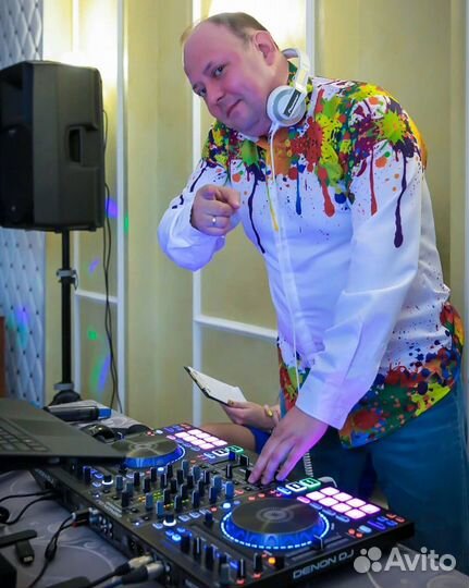 Диджей с аппаратурой