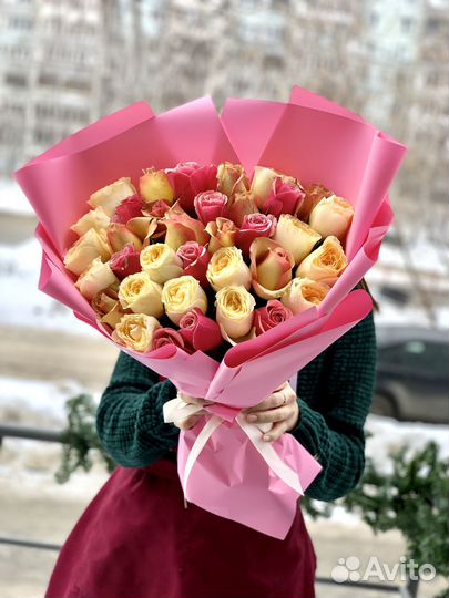 Букет из красных роз и белых, пионовидные,кустовые