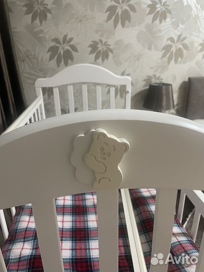 Детская кроватка с продольным маятником