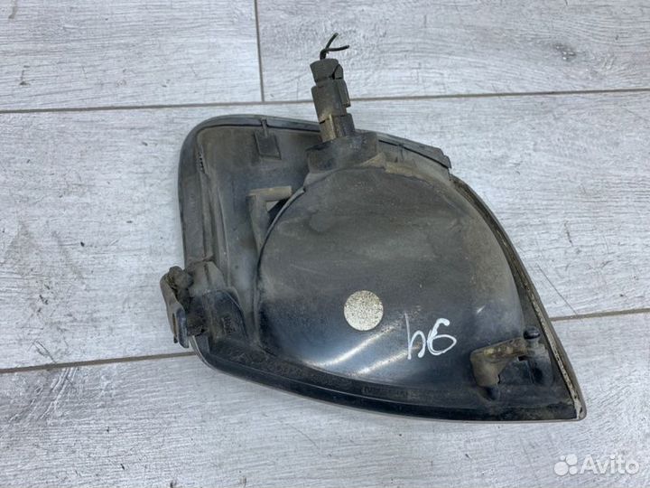 Поворотник правый Nissan Terrano внедорожник TD27T