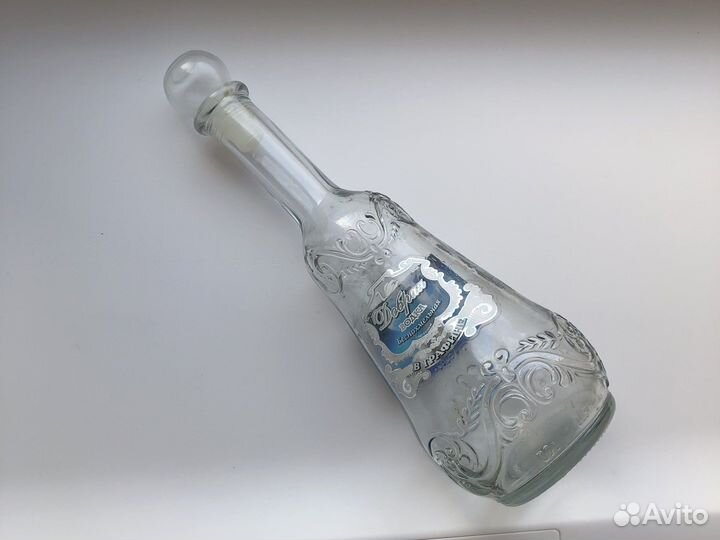 Стеклянная бутылка с крышкой из под водки 500мл
