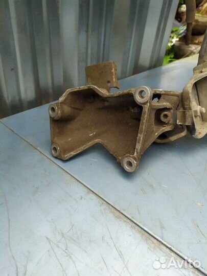 Крепление кпп Audi 100 45 к