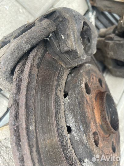 Левый суппорт всборе с кулаком Golf 4