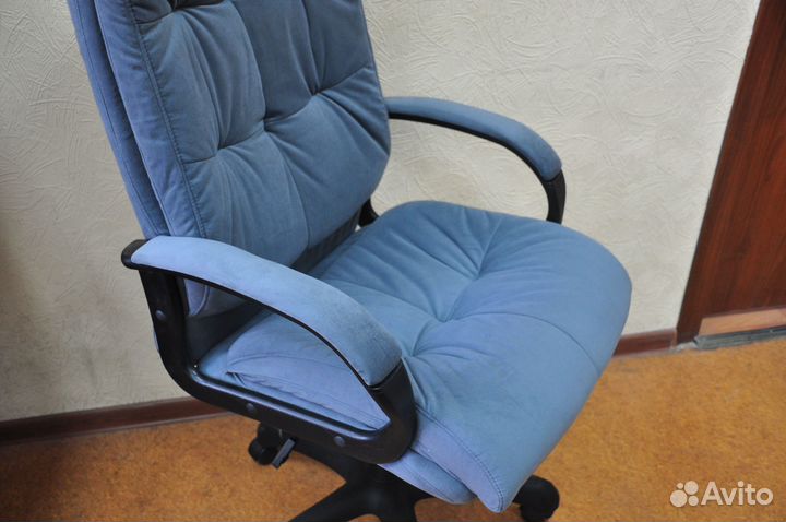 Офисное кресло 