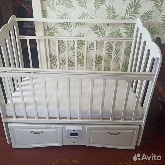 Детская кроватка с маятником