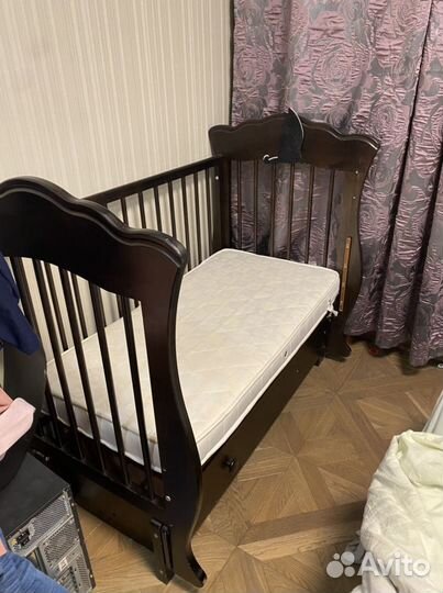 Детская кроватка с универсальным маятником