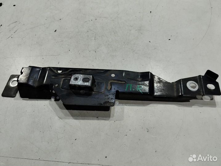 Кронштейн (передний, правый) (Volvo V90 II)