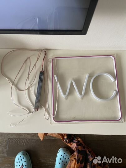 Неоновая вывеска WC