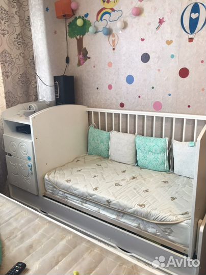 Детская кроватка с маятником