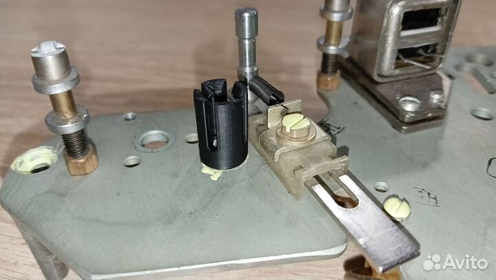 Фиксаторы крышки блока головок Олимп 004