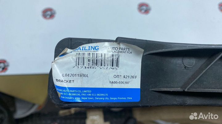 Кронштейн подфарный левый sailing L042011800L