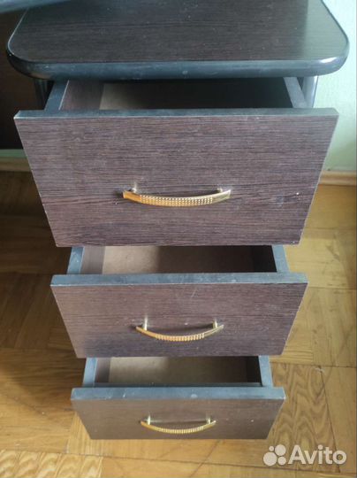 Компьютерный стол угловой с полками