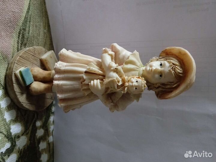 Статуэтка девочка с куклой