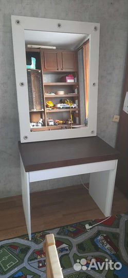 Гримерное зеркало с лампочками