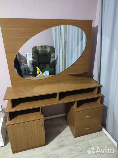 Трюмо с зеркалом