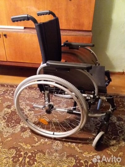 Кресло-коляска для инвалидов с ручным приводом