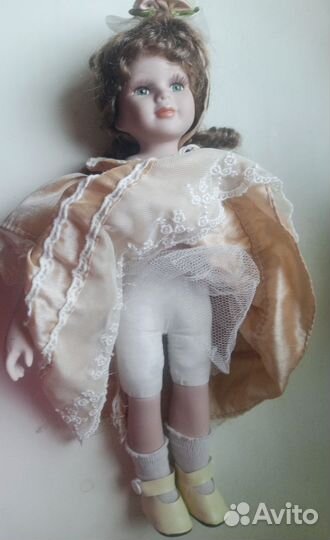 Кукла фарфоровая