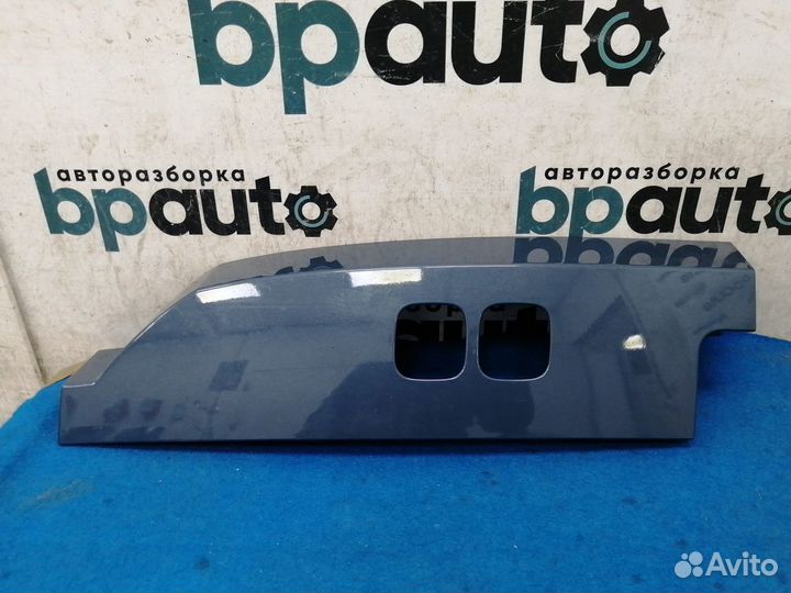 Накладка заднего фонаря правая L8B2-28660 Land