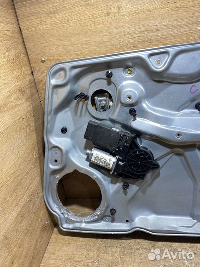 Стеклоподъемник передний правый VW Passat B5+ C107