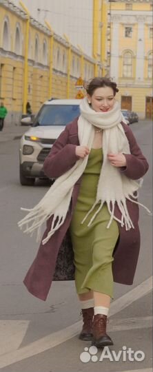 Зеленое платье в рубчик