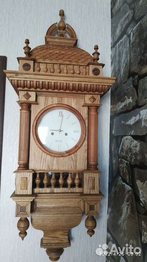 Старинные настенные часы. Изделия из дуба