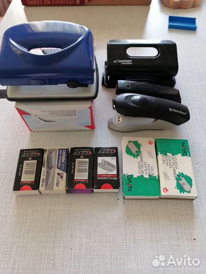 Канцелярия: дырокол, степлер, скобы для степлера