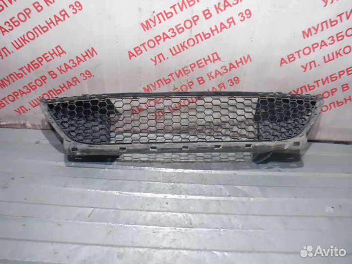 Решетка радиатора в бампер нижняя Рено Логан 1 ф2