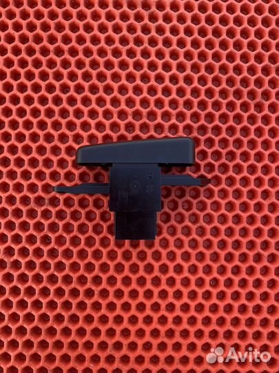 Кнопка аварийки Mitsubishi Carisma дорестайлинг