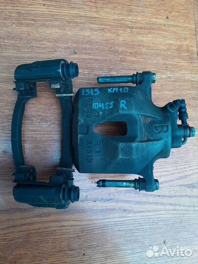 Суппорт передний правый Toyota Isis