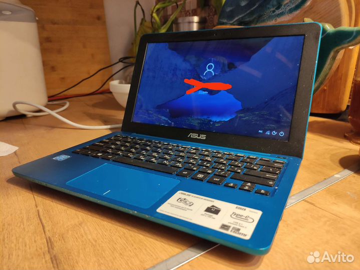 Ноутбук asus e202s + кожаная сумка asus