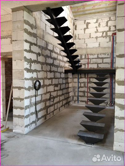 Металлическая лестница на второй этаж