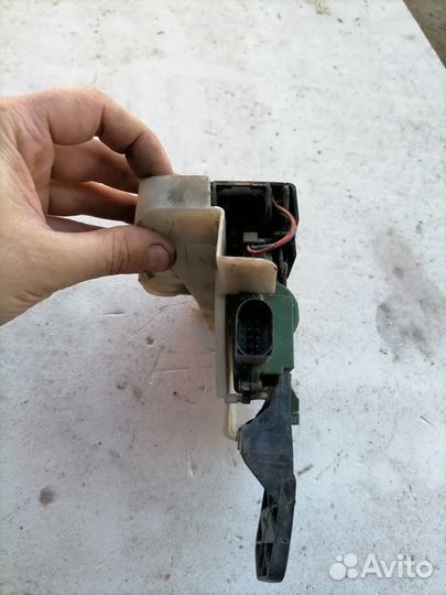 Передний левый замок двери Фольцваген Пассат б5+