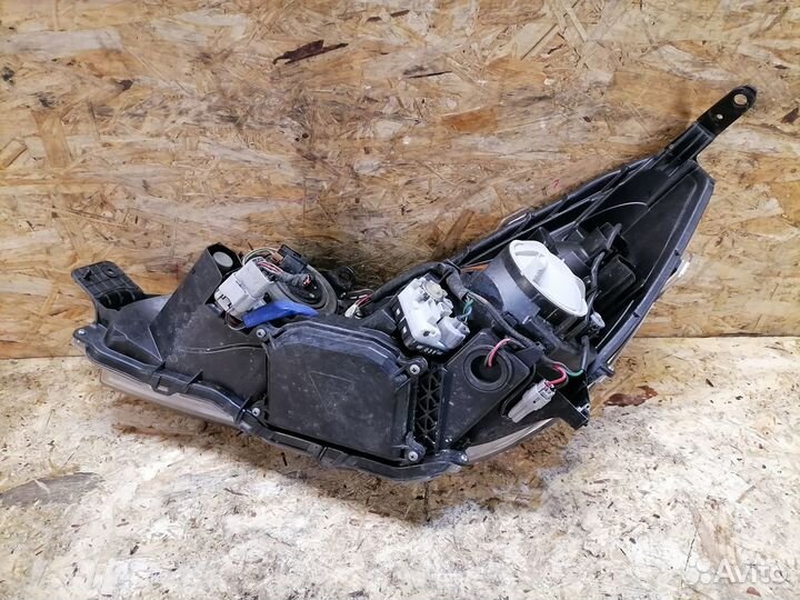Фара ксенон правая Subaru Outback BR/B14