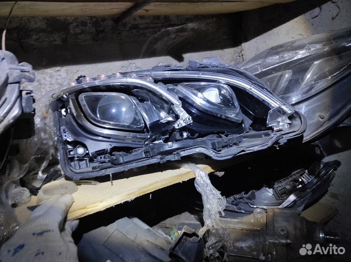 Фара правая битая светодиодная 207 Mercedes