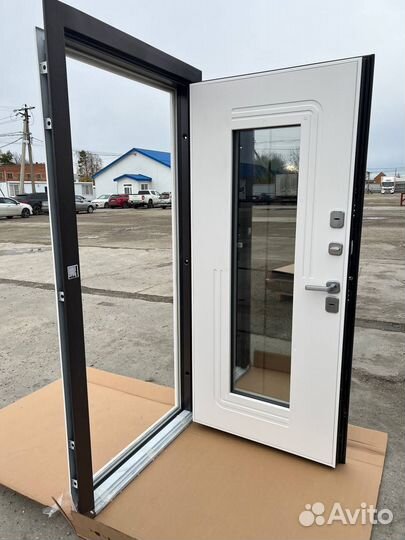 Уличная металлическая дверь с терморазрывом для до
