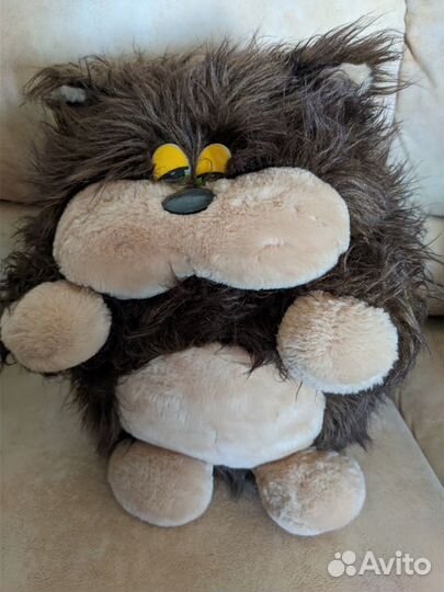 Большая плюшевая собака и хитрый кот