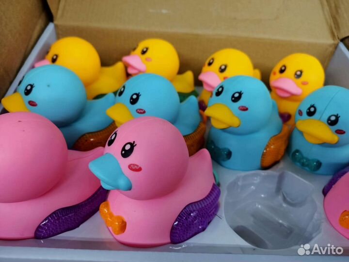 Светящаяся утка, заводная,едет и светится