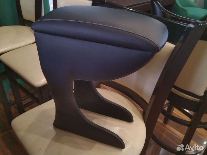 Подлокотник автомобильный