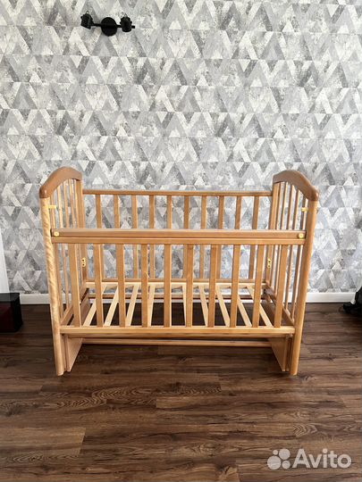 Детская кроватка с маятником