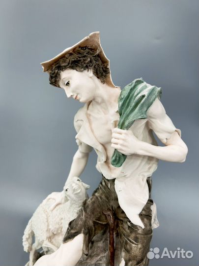 Статуэтка фарфор