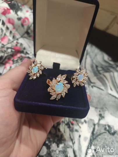 Комплект с опалами