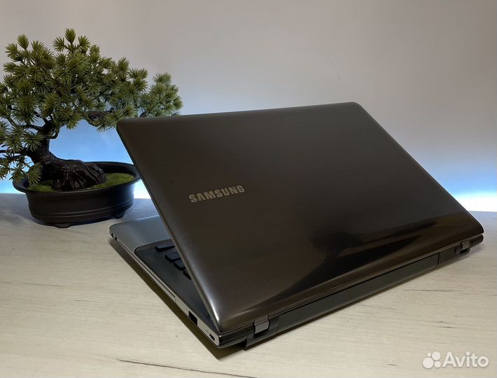 Компактный ноутбук samsung SSD 8 Гб 2 видеокарты