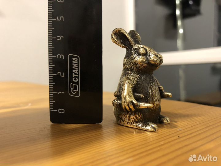 Фигурка заяц с морковкой