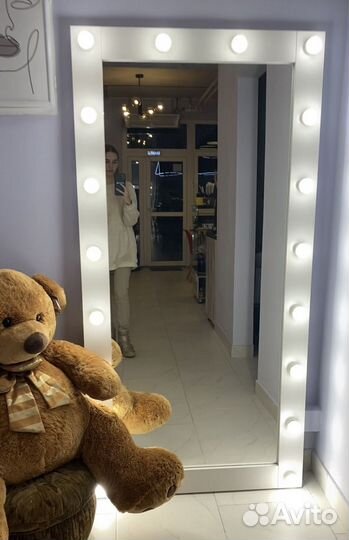 Гримерное зеркало с лампочками