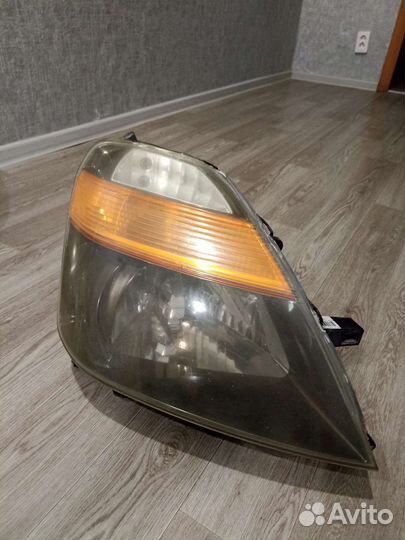 Фара передняя правая на Honda Stream RN1