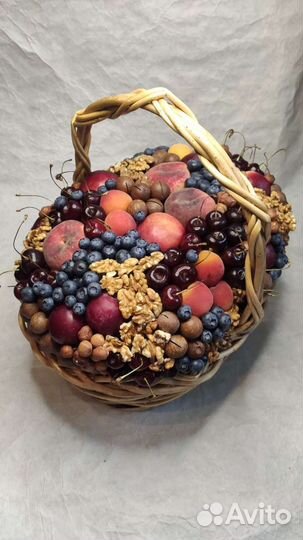 Корзина с фруктами и ягодами