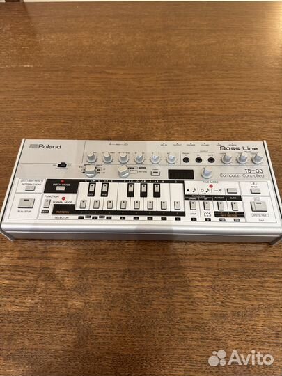 Roland tb 03